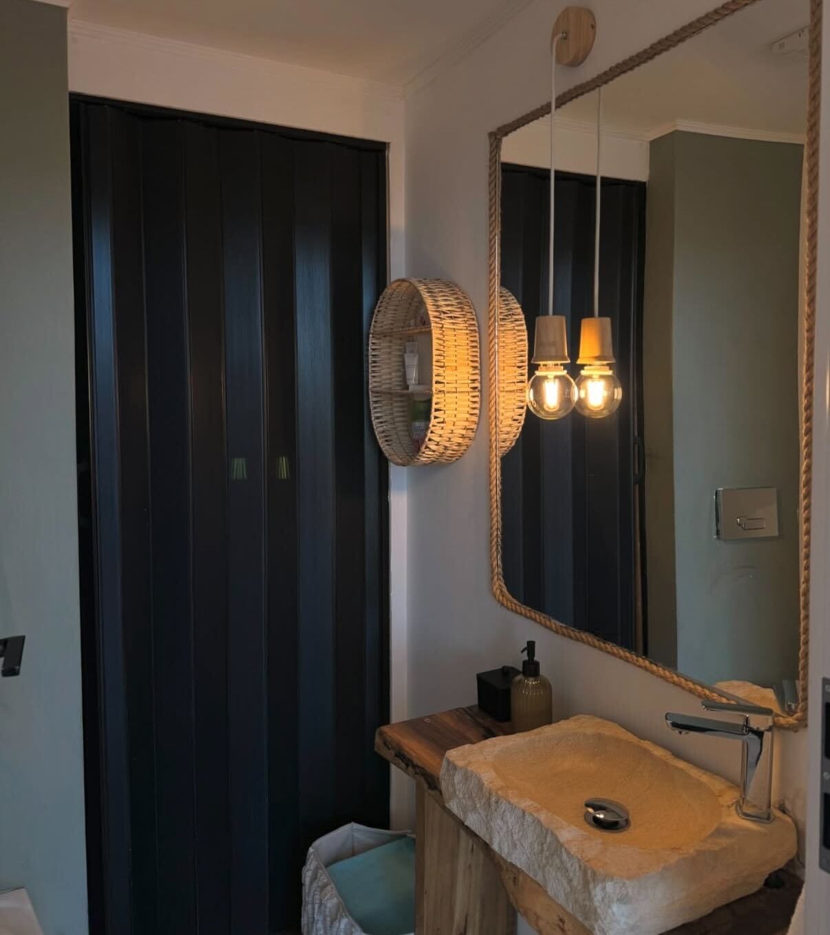 Baie cu chiuvetă din piatră naturală