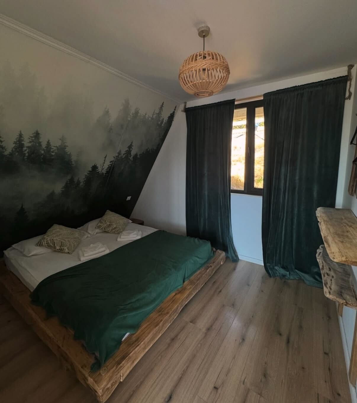 Dormitor cu tapet pădure