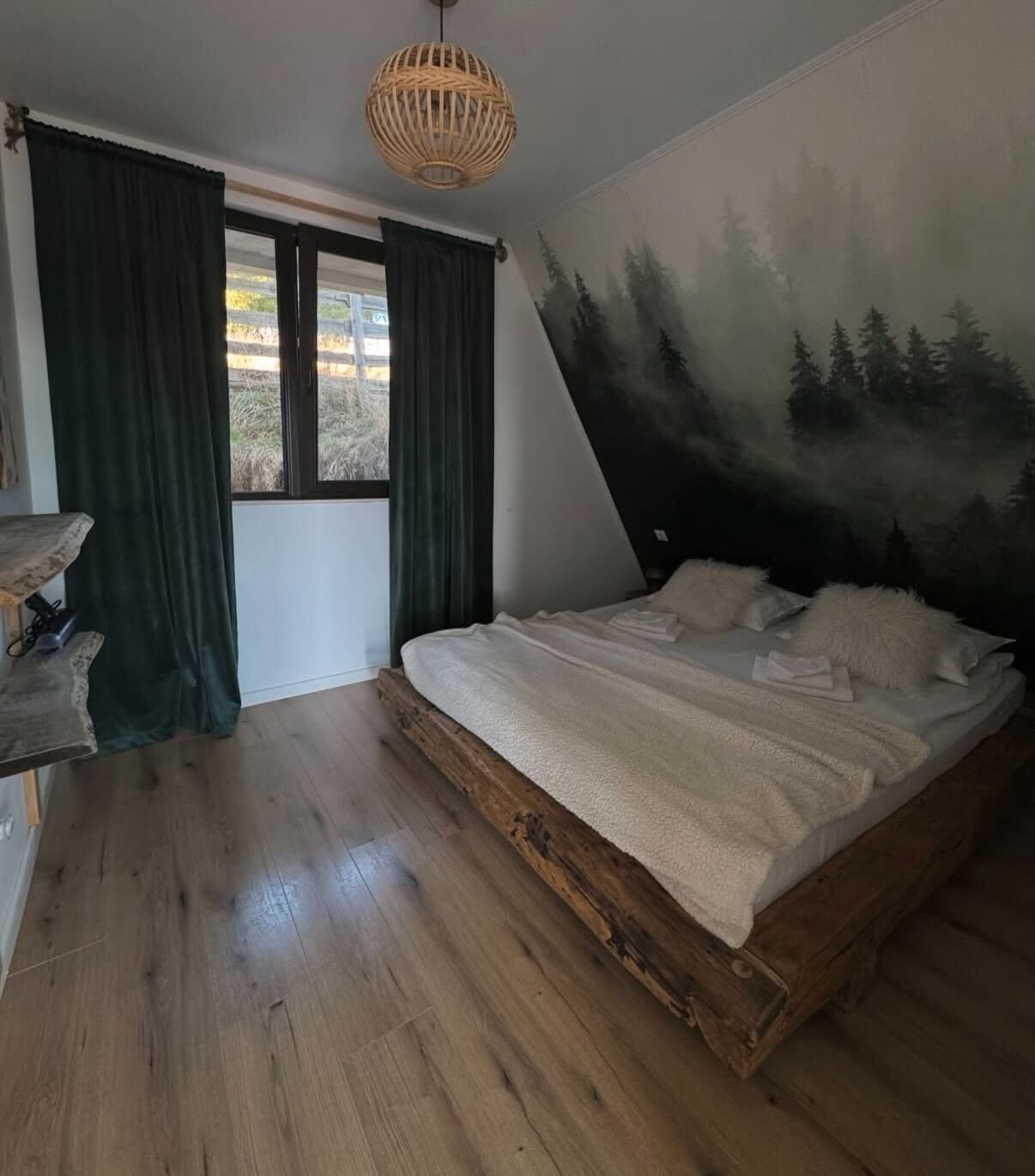 Dormitor cu tapet pădure, pat din lemn masiv și perdele verzi