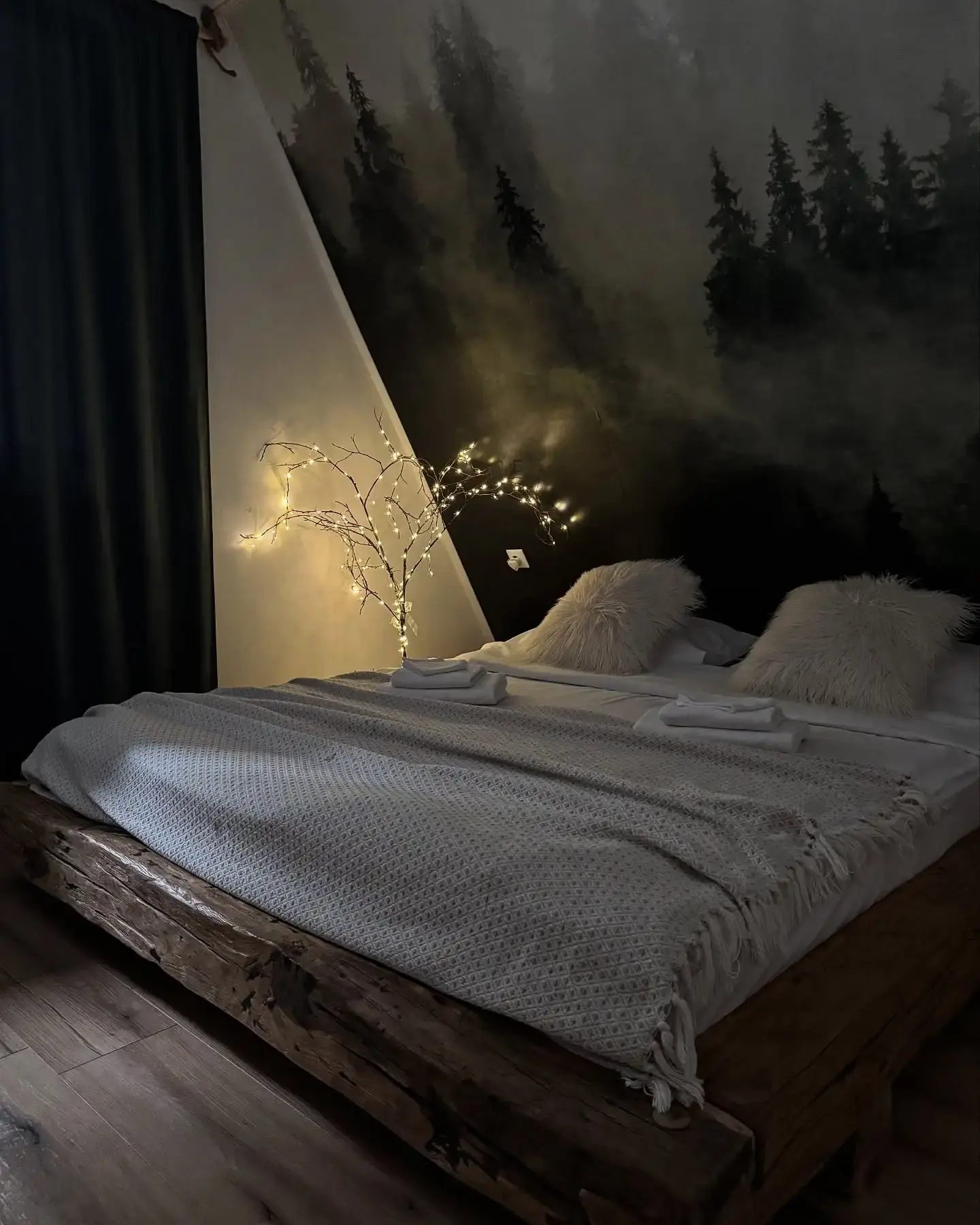 Dormitor cu lumini decorative