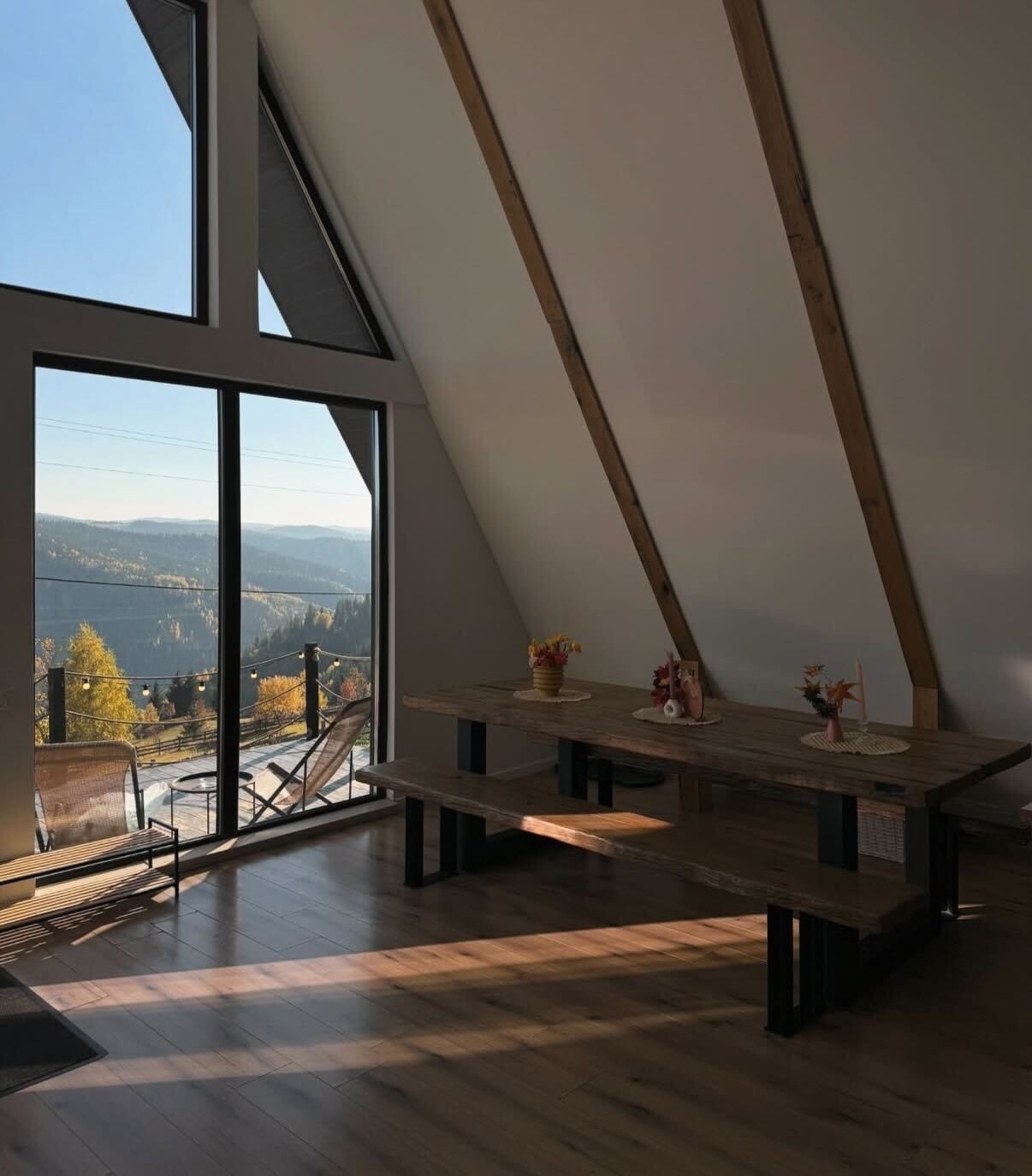 Zona de dining cu masă rustică și panoramă toamnă