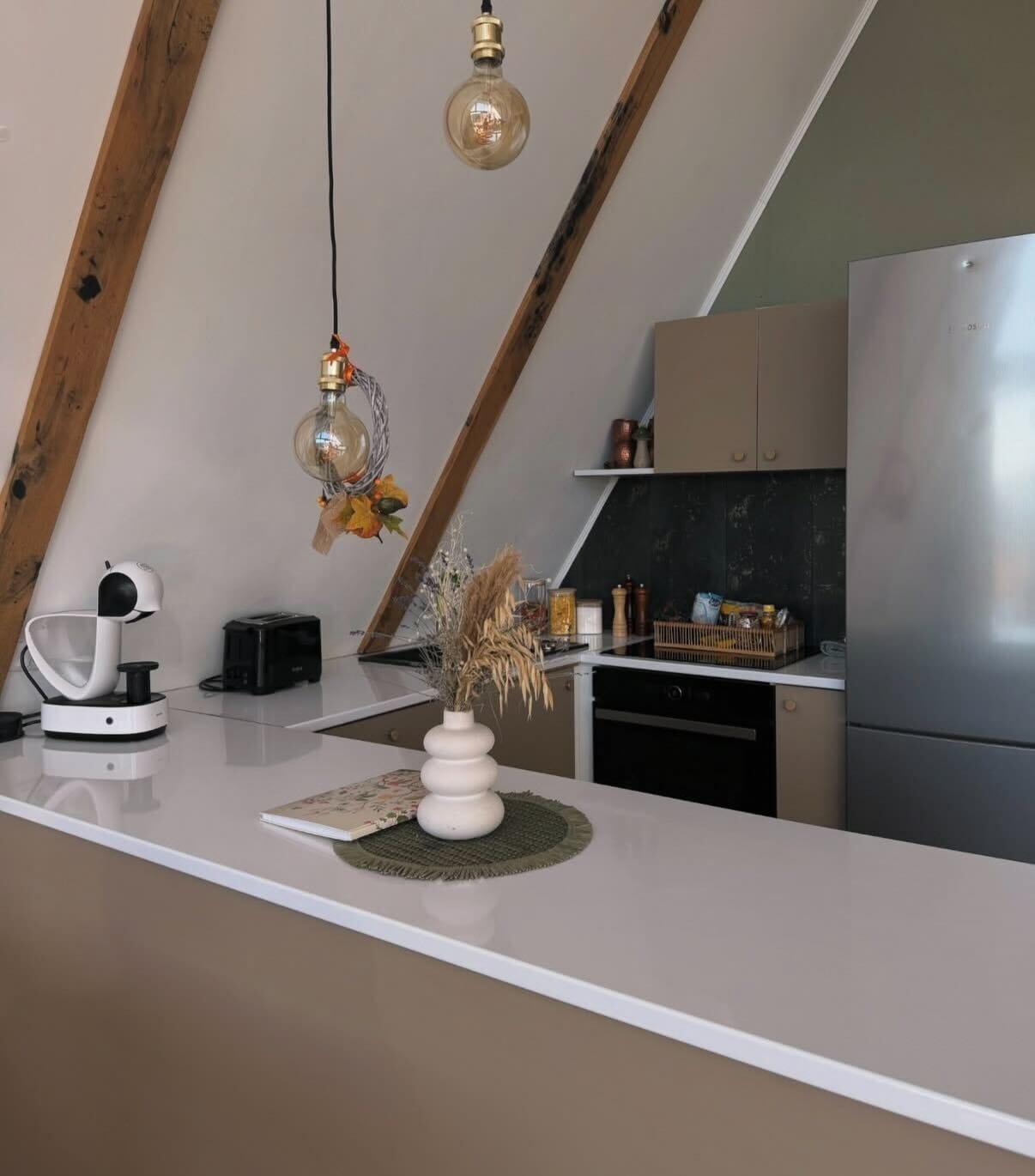 Bucătărie modernă cu espresso, cuptor și becuri Edison