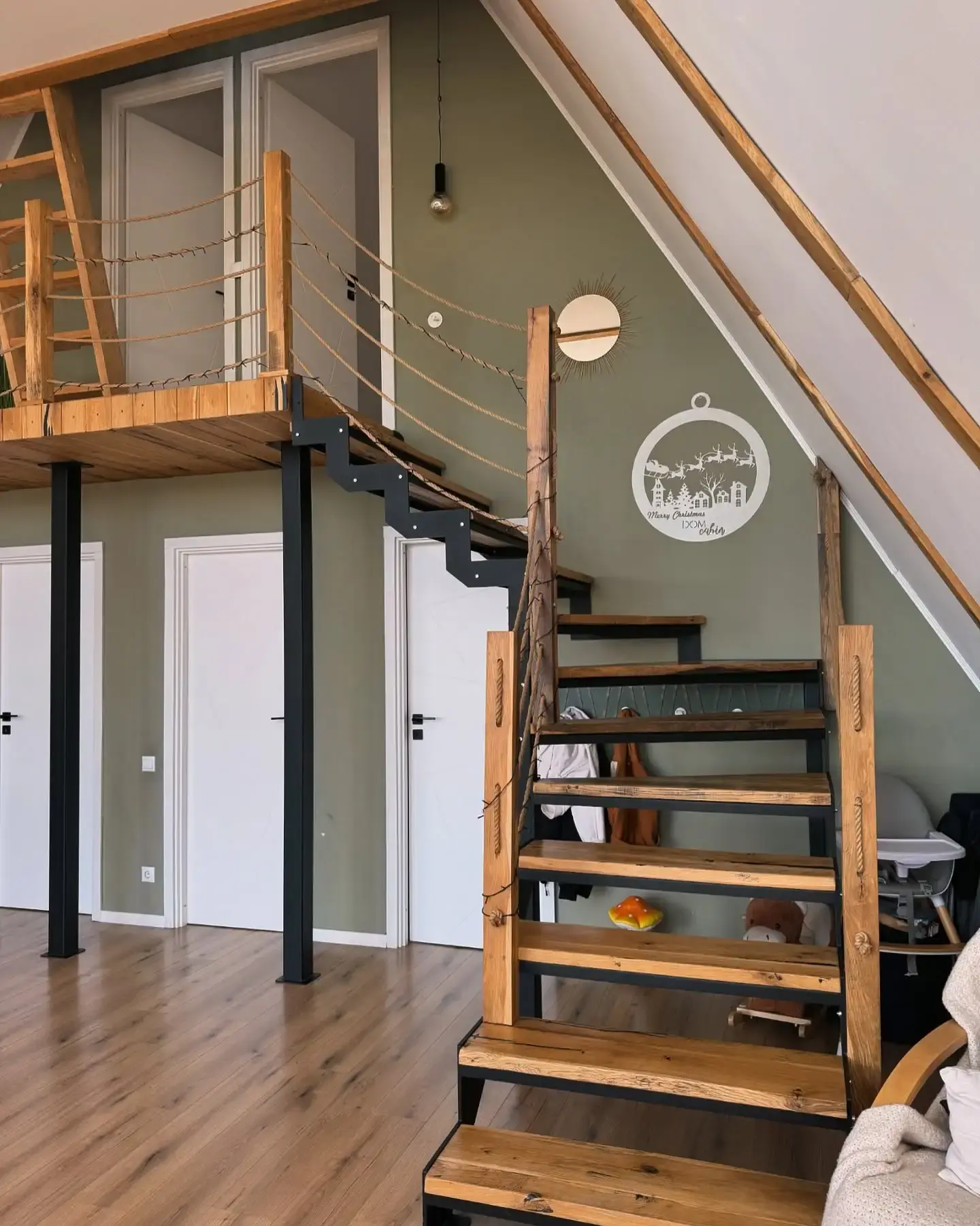 Scară industrială cu mezanin