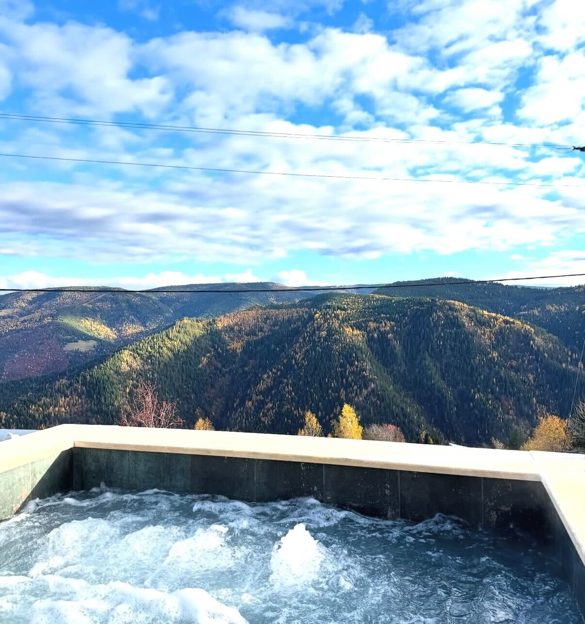 Ciubar cu apă caldă și priveliște panoramică la Munții Apuseni